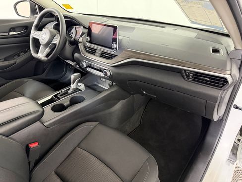 Used 2025 Nissan Altima 2.5 SV FWD image 25