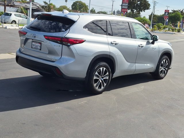 Used 2021 Toyota Highlander XLE AWD/4WD image 9