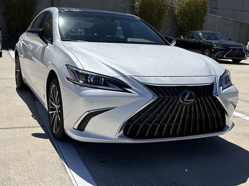 Used 2025 Lexus ES 350 w/ Premium Package image 12