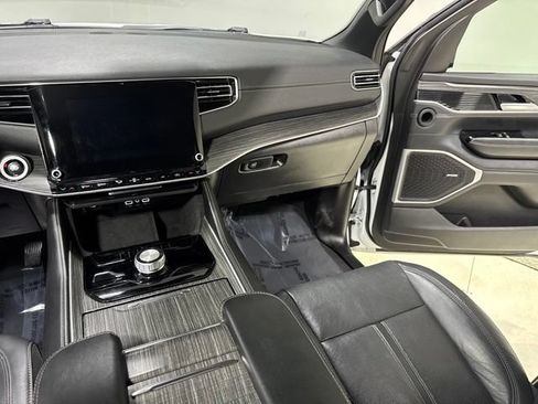 Used 2024 Jeep Wagoneer L Series II w/ Flexible Seating Group AWD/4WD image 26
