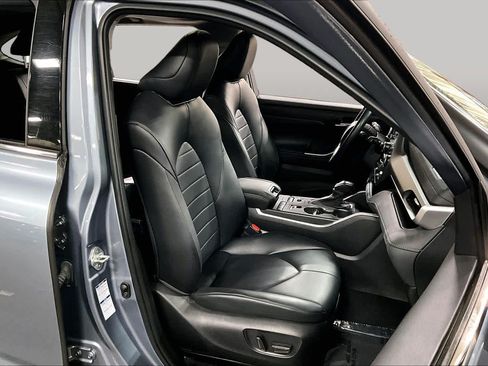 Used 2022 Toyota Highlander XLE AWD/4WD image 9