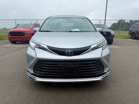 Used 2022 Toyota Sienna XLE FWD image 2