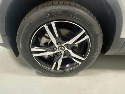 Used 2025 Volvo XC40 B5 Core image 5