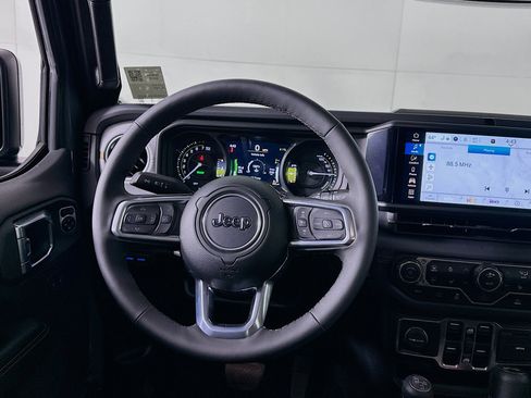 Used 2025 Jeep Wrangler Sahara image 17