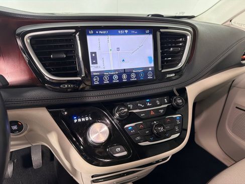 Used 2018 Chrysler Pacifica Limited FWD image 19