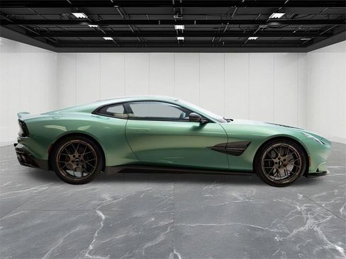 Used 2025 Aston Martin Vanquish image 8