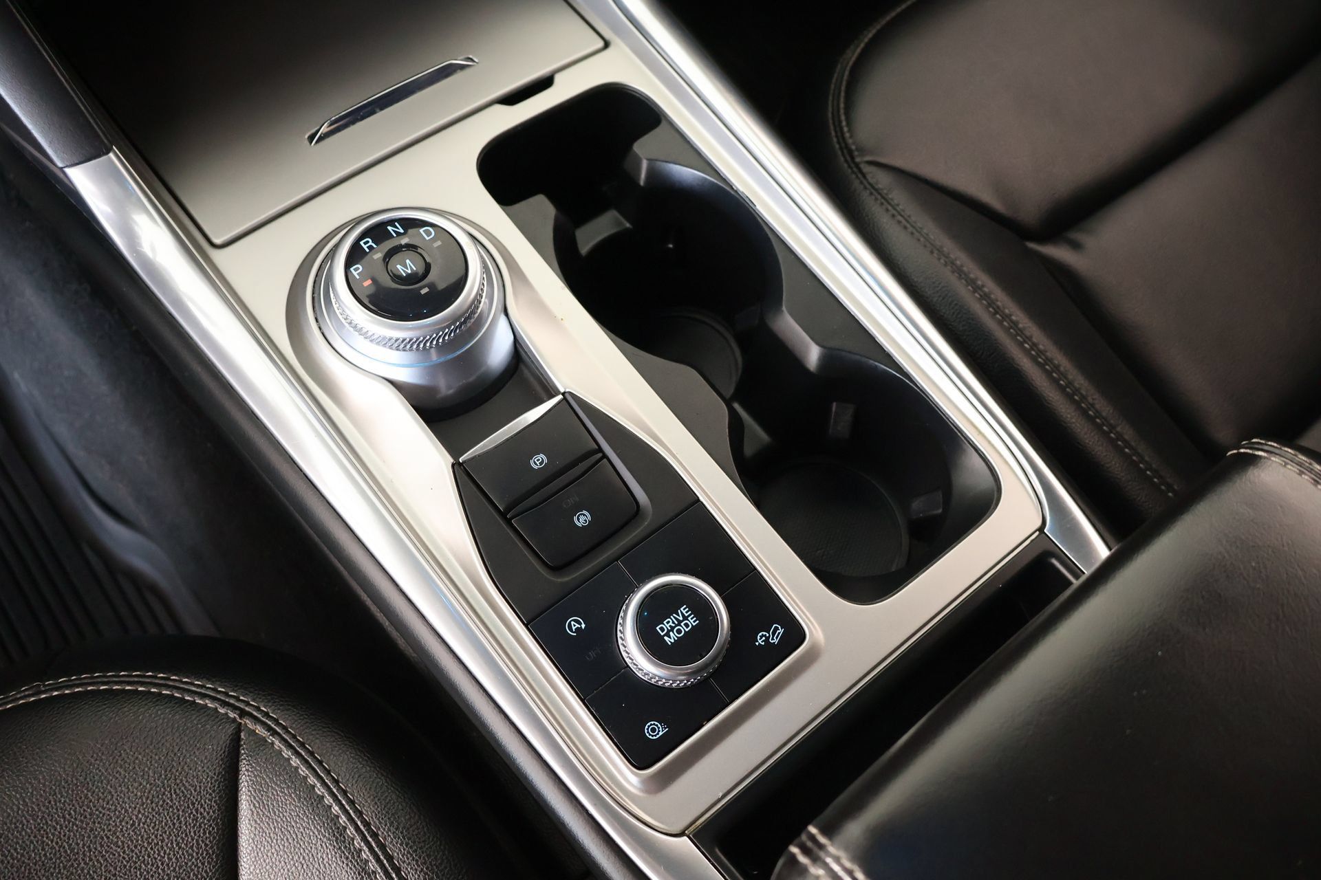 Used 2020 Ford Explorer XLT w/ Equipment Group 202A AWD/4WD image 8