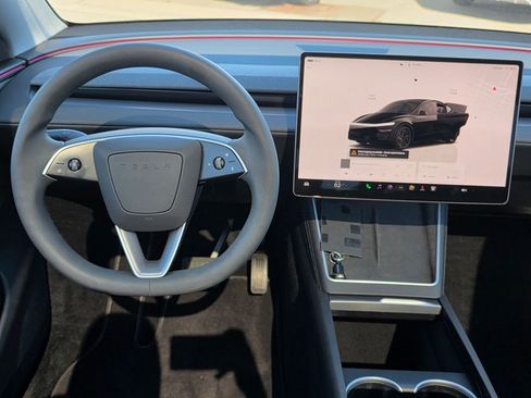 Used 2026 Tesla Model Y 2WD image 17