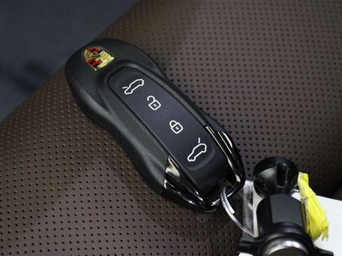 Used 2025 Porsche Macan 4 Electric image 32