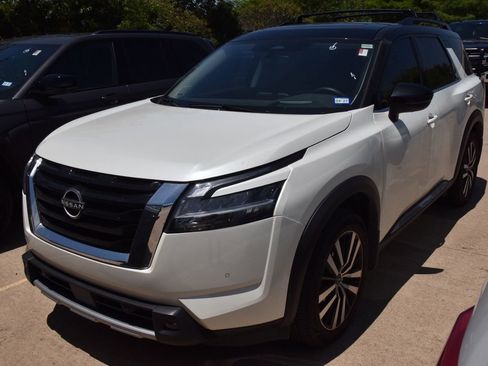 Used 2023 Nissan Pathfinder Platinum AWD/4WD image 2
