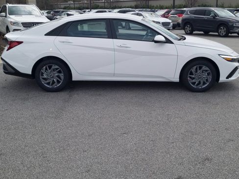 New 2026 Hyundai Elantra Hybrid FWD image 4