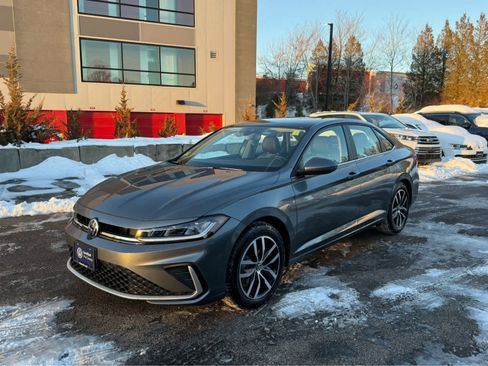 Certified 2025 Volkswagen Jetta SE w/ Sunroof Package image 3
