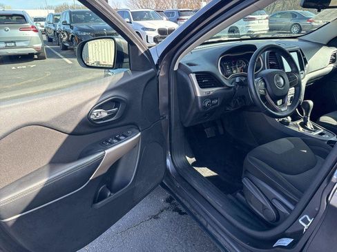Used 2017 Jeep Cherokee Latitude w/ Cold Weather Group AWD/4WD image 10