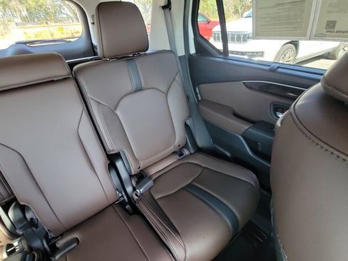 Used 2025 Honda Pilot Elite image 6