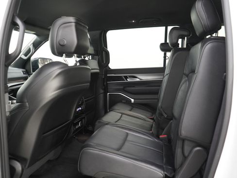 Used 2025 Jeep Wagoneer L Series II w/ 8-pass Seating Package AWD/4WD image 21