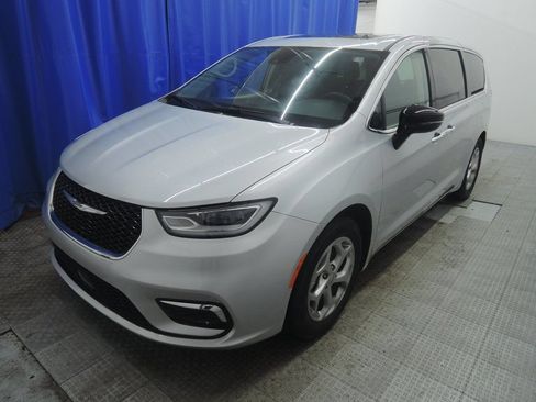 Used 2024 Chrysler Pacifica Limited FWD image 3