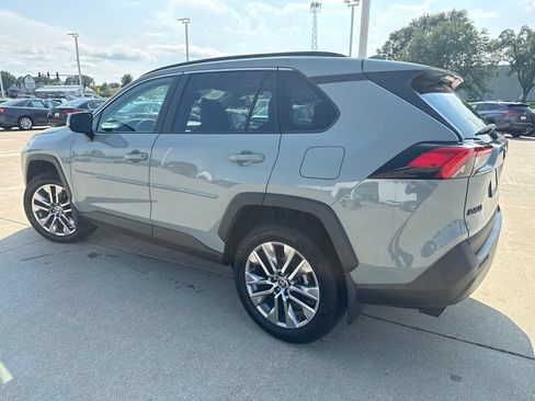 Used 2022 Toyota RAV4 XLE Premium AWD/4WD image 5