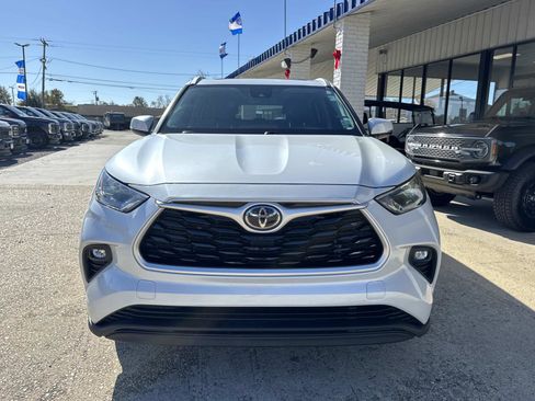 Used 2022 Toyota Highlander XLE image 2