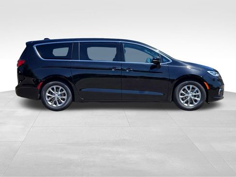 Used 2026 Chrysler Pacifica Limited FWD image 3