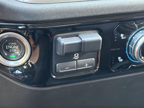 Used 2025 GMC Sierra 1500 SLT AWD/4WD image 17