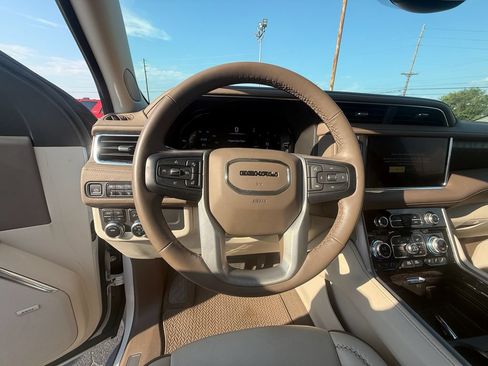 Used 2023 GMC Yukon XL Denali AWD/4WD image 16