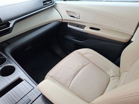 Certified 2024 Toyota Sienna Limited image 16