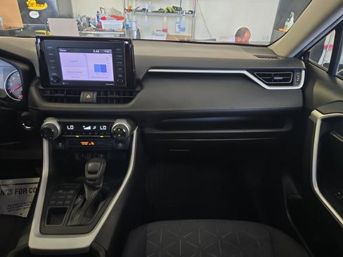 Used 2021 Toyota RAV4 XLE AWD/4WD image 22