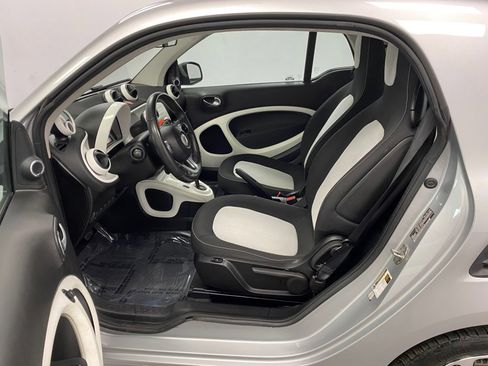 Used 2016 smart fortwo passion image 20