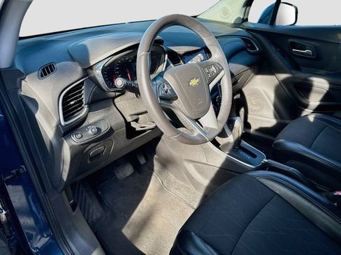 Used 2020 Chevrolet Trax LT w/ LT Convenience Package AWD/4WD image 12