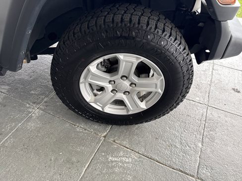 Used 2018 Jeep Wrangler Unlimited Sport image 12