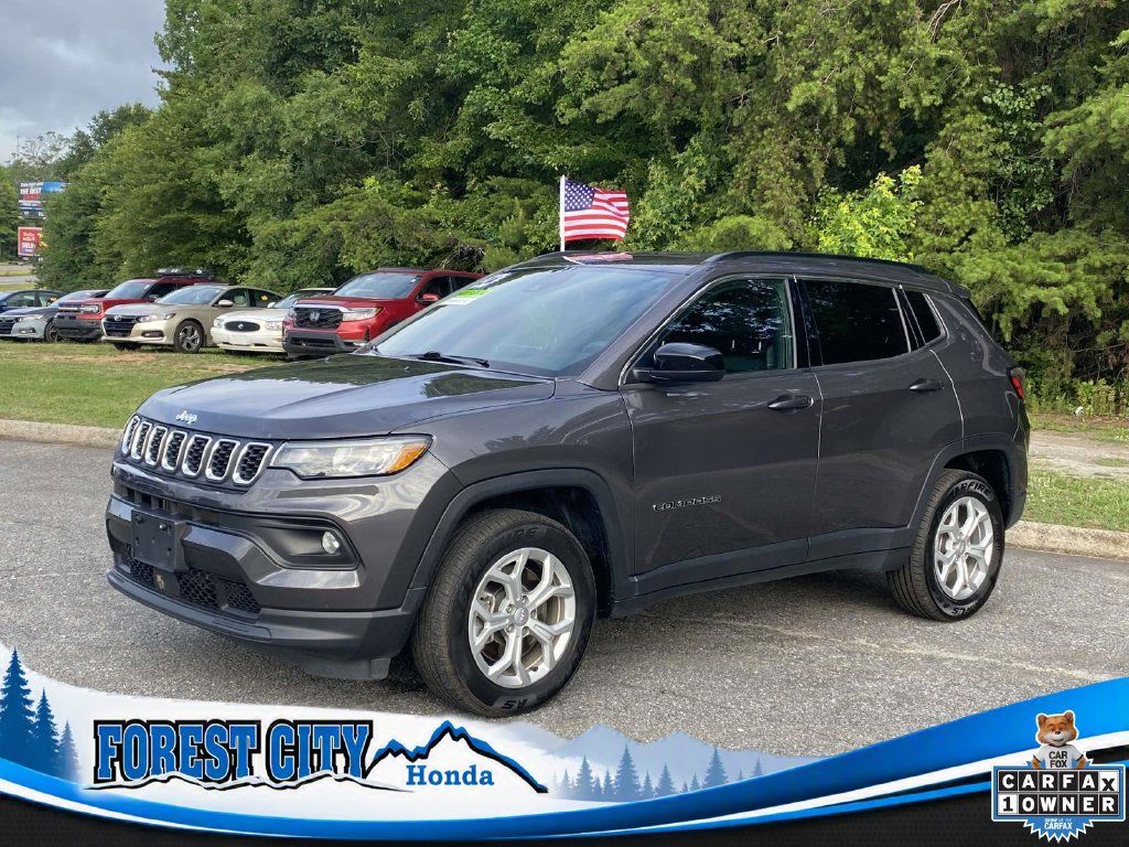 Used 2024 Jeep Compass Latitude AWD/4WD image 1