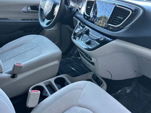 Used 2018 Chrysler Pacifica Touring Plus image 24