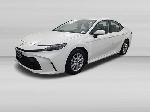 Used 2025 Toyota Camry SE FWD image 9