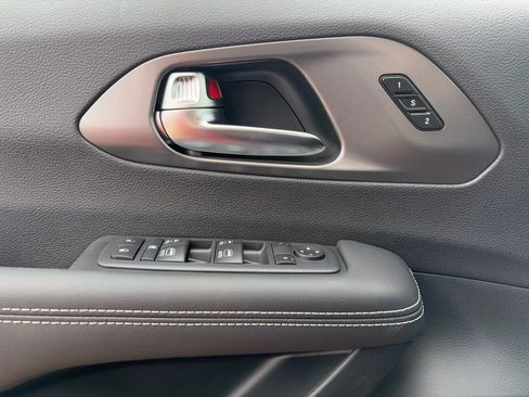New 2026 Chrysler Pacifica Select FWD image 21