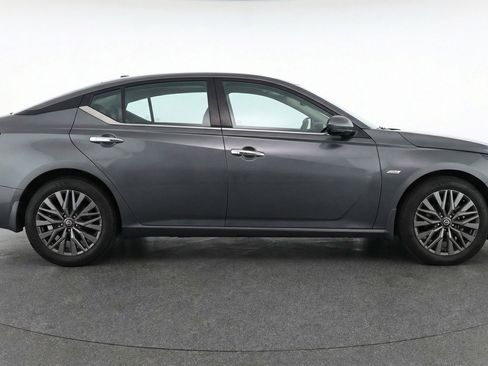 Used 2025 Nissan Altima 2.5 SV image 11