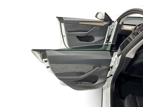 Certified 2023 Tesla Model Y Long Range AWD/4WD image 10