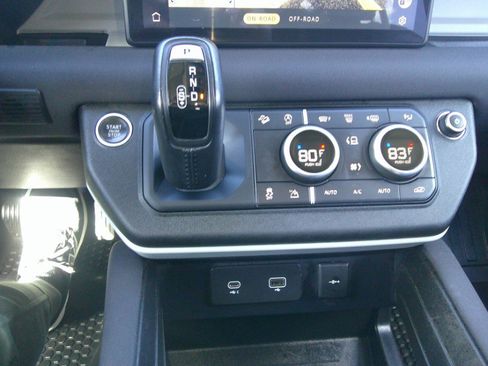 Used 2023 Land Rover Defender 110 S image 73