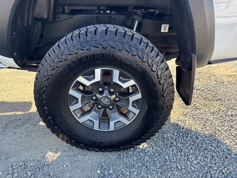 Used 2020 Toyota Tacoma TRD Off-Road w/ Technology Package image 13
