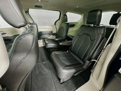 Certified 2024 Chrysler Pacifica Touring-L image 34