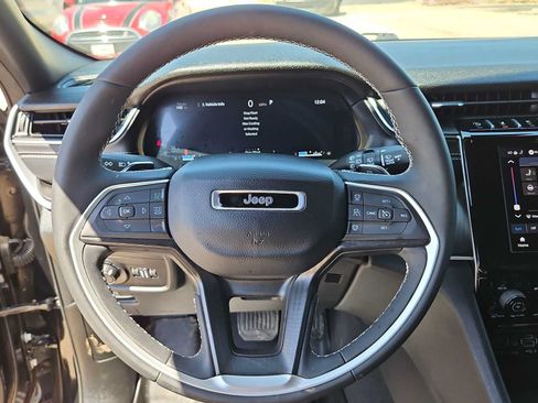 Used 2025 Jeep Grand Cherokee L Altitude AWD/4WD image 19