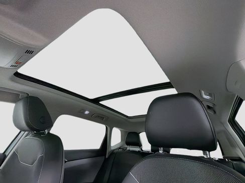 Used 2023 Volkswagen Taos SE w/ Panoramic Sunroof Package FWD image 21