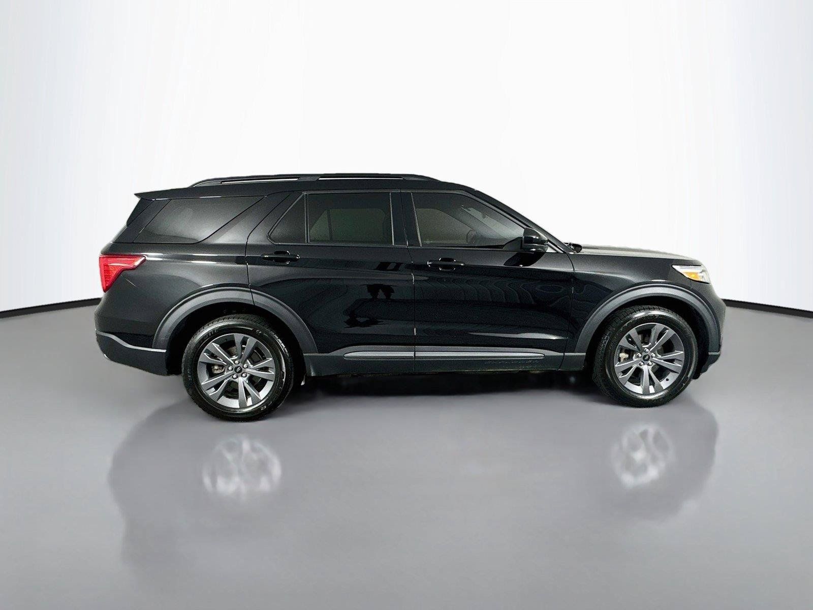 Used 2023 Ford Explorer XLT w/ Equipment Group 202A AWD/4WD image 17