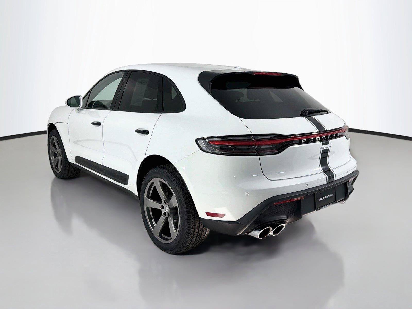 Used 2022 Porsche Macan AWD/4WD image 3
