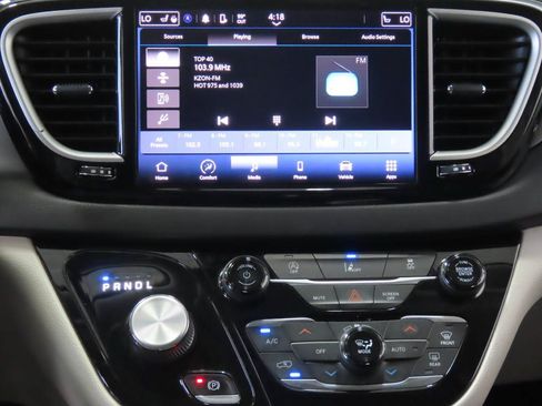 Used 2022 Chrysler Pacifica Touring-L FWD image 9