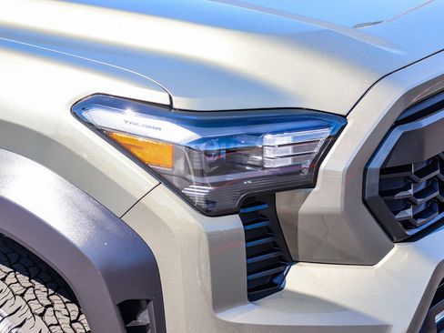 Certified 2024 Toyota Tacoma TRD Off-Road AWD/4WD image 12