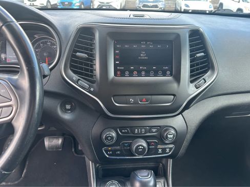 Used 2019 Jeep Cherokee Latitude Plus image 12