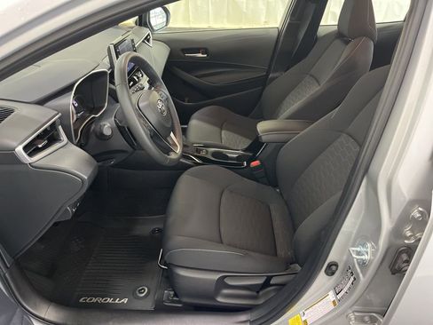 Used 2021 Toyota Corolla SE w/ SE Preferred Package FWD image 3