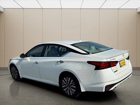 Used 2023 Nissan Altima 2.5 SV w/ SV Premium Package FWD image 4