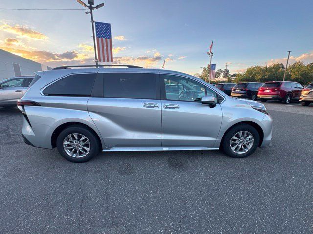 Used 2025 Toyota Sienna XLE FWD image 7