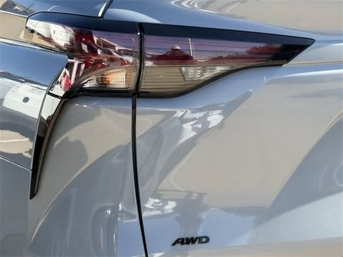 Used 2024 Toyota Sienna XLE Woodland Edition image 6